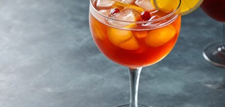 Como criar receitas de cocktails com infusões de ervas e especiarias em casa