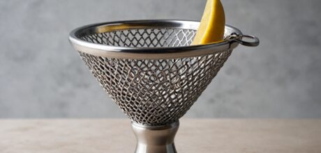 Coador de Coquetéis: O Utensílio Essencial para uma Mixologia Perfeita